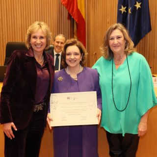 Sonia Gumpert e Isabel Winkels entregan el Premio a Magdalena Suárez Ojeda